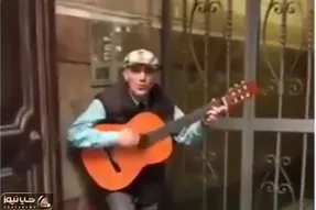آواز خیابانی؛ پیرمرد چه آهنگ خفنی میزنه و میخونه فقط با دهن صدا درووردنش منو کشته