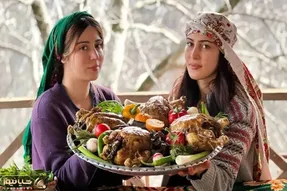 آشپزی خوش پخت دهاتی؛ مادر و دختر خوش لباس بختیاری پلو مرغ می پزن سگشون هم نشسته تماشا