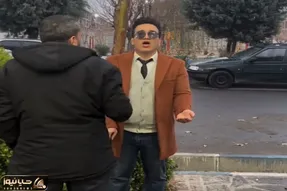 کلیپ فان؛ مرد خودشو زده به کوری ایستگاه مردم رو میگیره