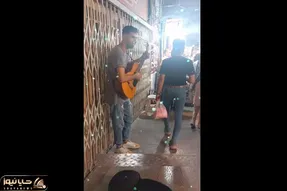 آواز خیابانی؛ ببینید این جوان چطور تو بازار همه رو به وجد آورده!