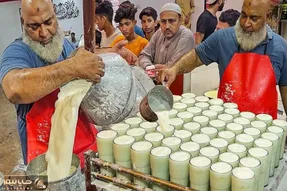 دسر محلی؛ پیرمرد تنومند و کچل با شیر تازه معجون بهشتی درست میکنه و میده به مشتری هاش
