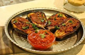 طرز تهیه بادمجان شکم پر شمالی؛ یه بار امتحان کنی عاشقش میشی