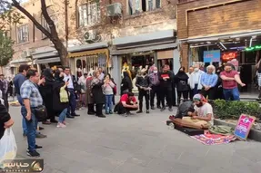 آواز خیابانی؛ آقاهه آهنگ آها بوگو رو چه دلچسب اجرا کرد و پسر معلول رو به وجد آورد