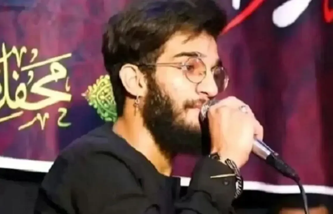 آبروریزی بزرگ “مداح سرشناس” با گوشواره در گوشش!