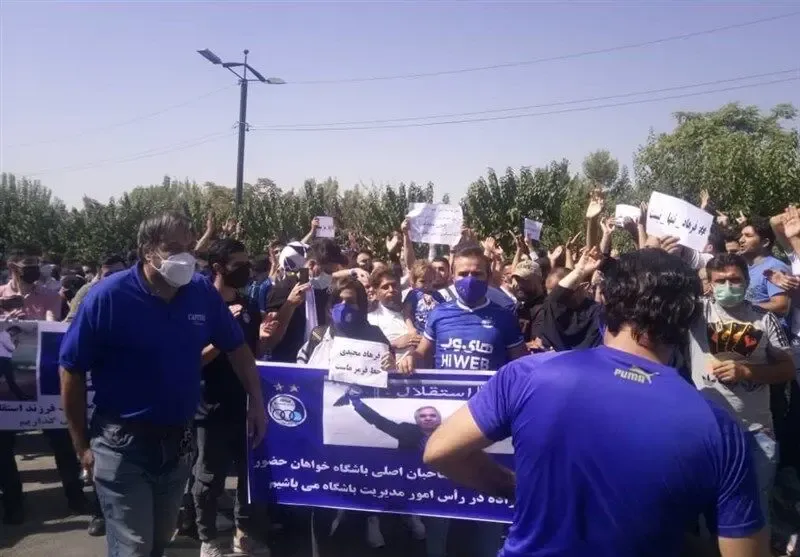 (عکس) پلاکارد بسیار بی ادبانه استقلالی ها در تجمع!