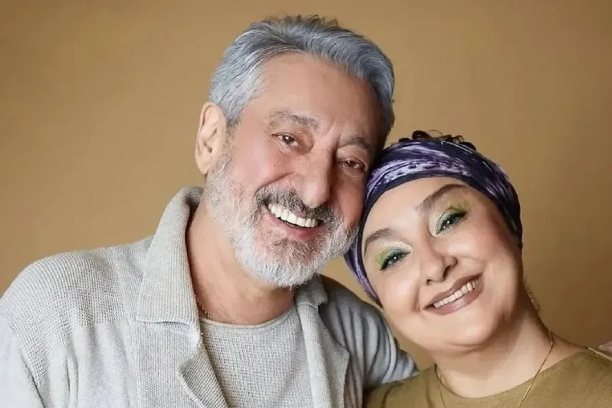 کلیپ خوانندگی ابی که در 77 سالگی روی سن دراز کشیده و آهنگ میخواند