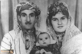 آواز جیگرسوز؛ حسن زیرک کنار همسر و بچش با صدای بهشتیش با سوز کؤلوانة هةولیریة رو خوند