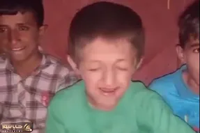 آواز شاد؛ پسربچه بی دندون به روغن سوزی افتاده یسره میخونه فقط حرکت آخرش و نگاه رفیقاش