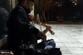 آواز خیابانی؛ ببینید پسره تو بارون چه سوزناک آهنگ سلطان قلب ها رو میزنه اشک در میاره