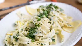 طرز تهیه پاستا با سس ریحان و بادام زمینی؛ خوشمزه و خاطره انگیز