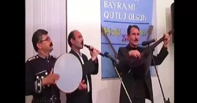 آواز احساسی؛ آهنگ ترکی عاشیق با صدای دلنشین عباس ستاری بنازم به این حنجره طلایی