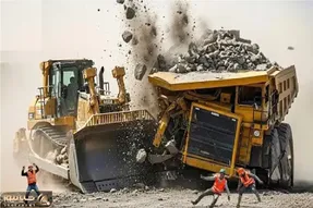 ابزارآلات غول آسا؛ پل زیرپا انداخت اپراتور بیل مکانیکی الفاتحه