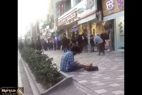 آواز خیابانی؛ ببینید این مو فرفری چه دلنواز کف خیابون سنتور میزنه!