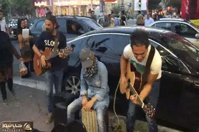 آواز خیابانی؛ ببینید این جوان ها با نازی ناز کن ابی چه شعفی گوشه خیابان ایجاد می کنن