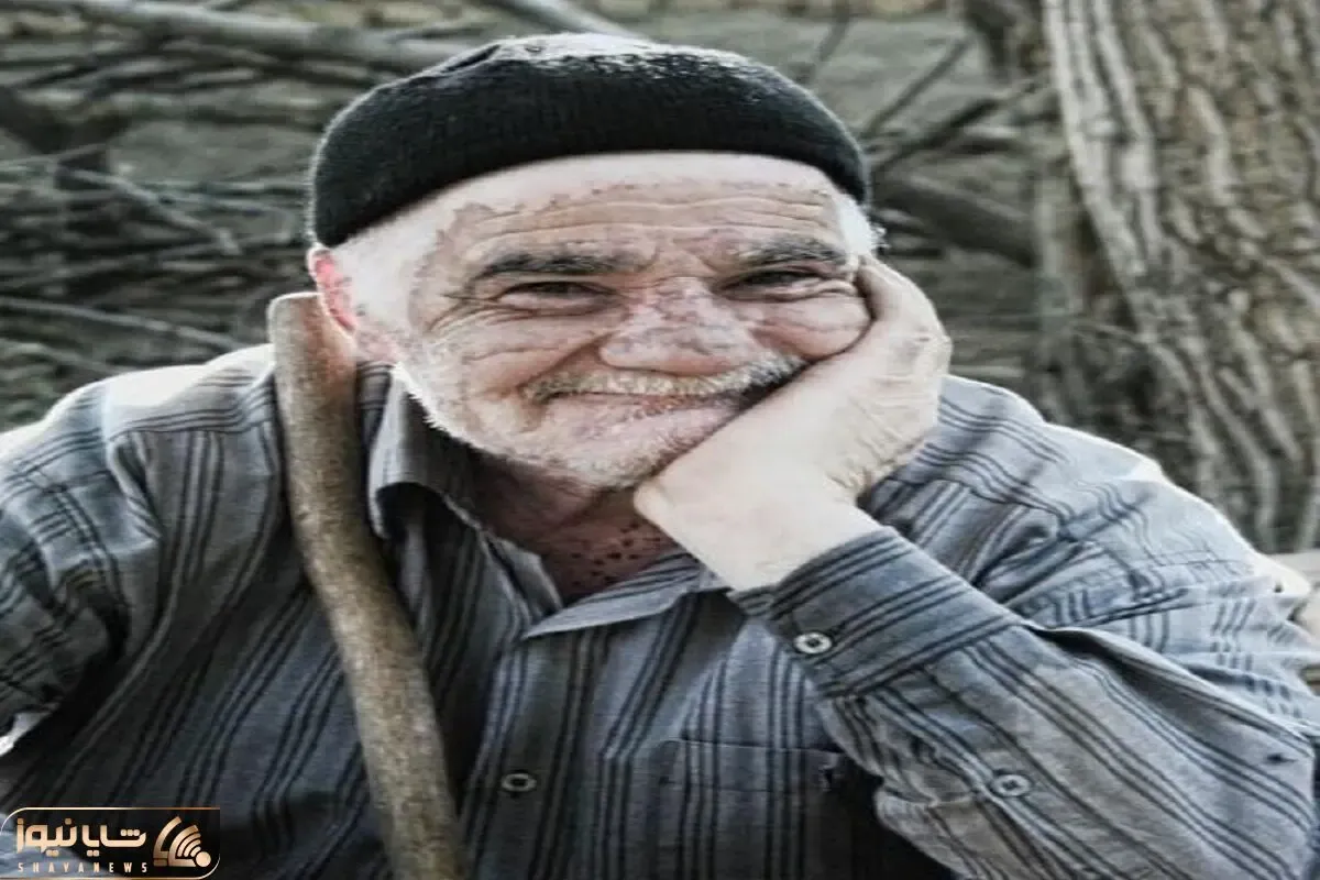 آواز شاد؛ پیرمرد خوش ذوق تو پارک آهنگ من درآوردی درمورد پیرشدن خوند همه از خنده مردن