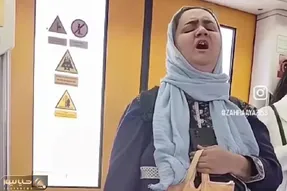آواز احساسی؛ زن نابینا تو مترو من ماندم و صد خار ستم همستی خواند همه حیران شدن