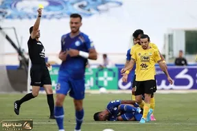 کمک داور جنجالی در بازی سپاهان - استقلال