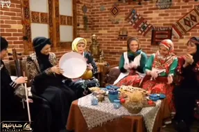 آواز شاد؛ مرجانه گلچین،نعیمه و آشا آهنگ محلی یه شو بوشوم کونوس کله میخونن به وجد میان