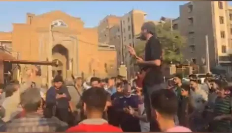 ماجرای پیک موتوری که موتورش آتش گرفت و مردم برایش پول جمع کردند