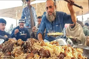 غذای خیابانی؛ ببینید این پیرمرد پلو پاکستانی رو با ترازو می کشه بعد میده به مشتری