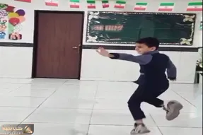 آواز شاد؛ هنرنمایی یک معلم پایه و دانش آموز شیطونش وسط کلاس با حرکات باحال