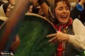 آواز شاد؛ ژاله صامتی تو عروسیه مختلط فامیل دف میزنه پسراشون چه مجلس گرم کنی میرقصن