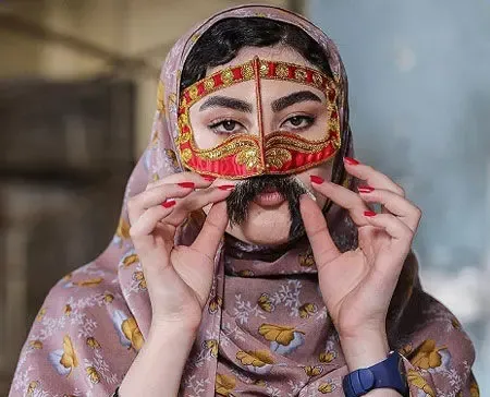 هنرنمایی خانم بازیگر با سبیل!