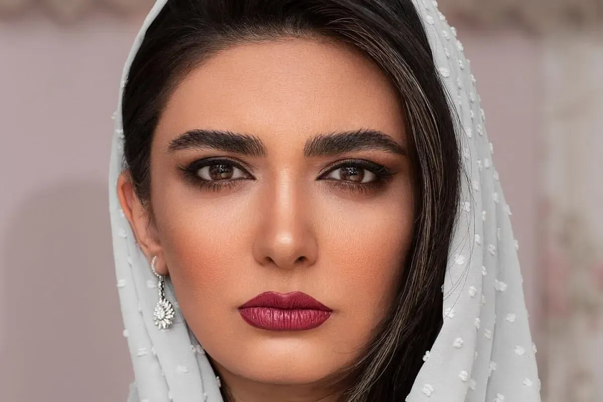 لیندا کیانی با پیکان جوانان آبی و ژست خاص + عکس