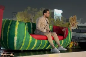 آواز شاد؛ دوماد یه کامیون هدیه یلدایی حاضر کرده نشسته با میکروفون برا عروس میخونه