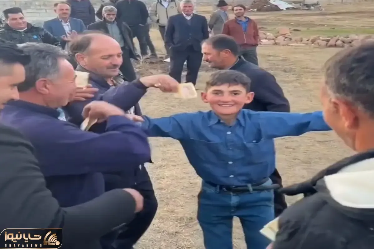 آواز محلی؛ تو روستا عروسیه پسربچه انقد مردونه و نمک رقصید بزرگای ده شاباش بارونش کردن
