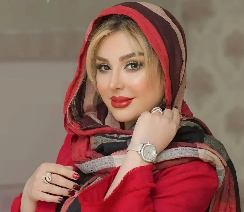 (عکس) نیوشا ضیغمی در ترافیک با ماشین لاکچری قرمز رنگش