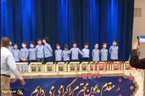 آواز شاد؛ پسر بیش فعال تو مراسم مدرسه رقصش گرفته معلما نمیتونن کنترلش کنن چه قری ریخت