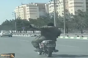آواز شاد؛ به سرباز مرخصی دادن انقد خوشحاله رو موتور رقص عربی رفت ملت تو خیابون قفلیدن