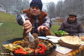 غذای خوش پخت دهاتی؛ این خانوم باسلیقه یه جای باصفا استیک پخت محشر دورچینش نظیر نداره