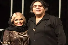 آواز احساسی؛ کنسرت صبا راد مجری سابق که نوازنده پیانو میزنه ایشون از بین تاریکی میان