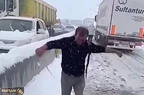 آواز خیابانی؛ راننده کامیون دید ترافیکه اومد پایین با آهنگ قره بالا پایکوبی کرد