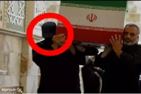 مردی که در تشییع رهبر شهید صورتش را پوشانده بود که بود؟+ عکس