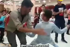 آواز شاد؛ پسر نازک با آهنگ شبیه کفتر کاکُل به سر ادا میاد یهو خوابید رو زمین طی کشید
