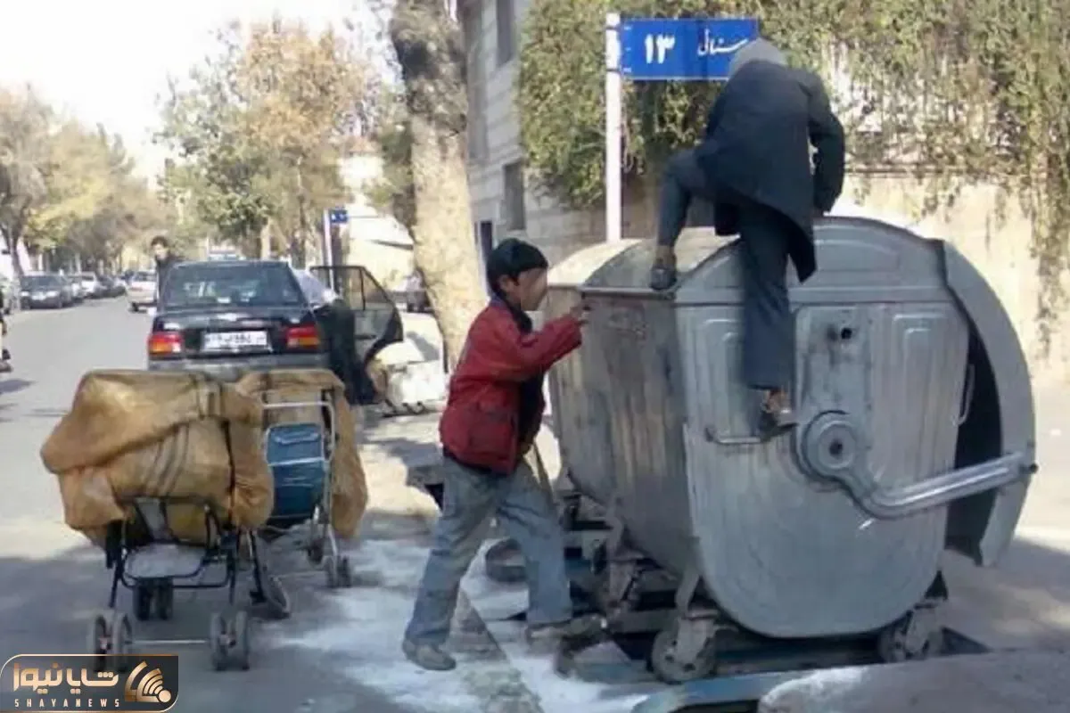 ببینید زباله گرد با زباله تو دستش شبانه چه قدرتی آهنگ استاد شجریان بابافغانی رو خوند