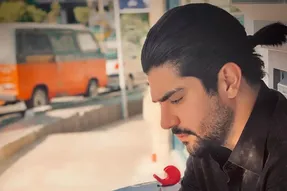سینا مهراد در قهوه خانه در حال چایی خوردن! | عکس