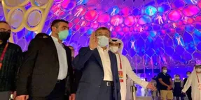 (عکس) تصویری متفاوت از احمدی نژاد پای دار قالی!