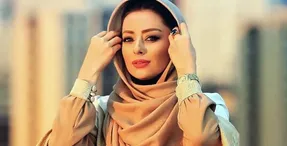 تیپ زرد قناری نفیسه روشن با ماشین لاکچری اش
