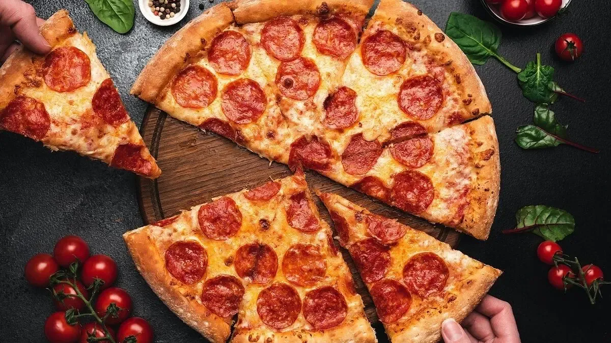 طرز تهیه یه پیتزای خوشمزه سریع و بدون فر؛ کی گفته نمیشه تو خونه پیتزا درست کرد؟!