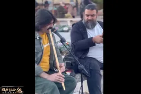 آواز خیابانی؛ ببینید آقا سیبیلو و ریشو چه زیبا و دلنواز نی نوازی می کنند!
