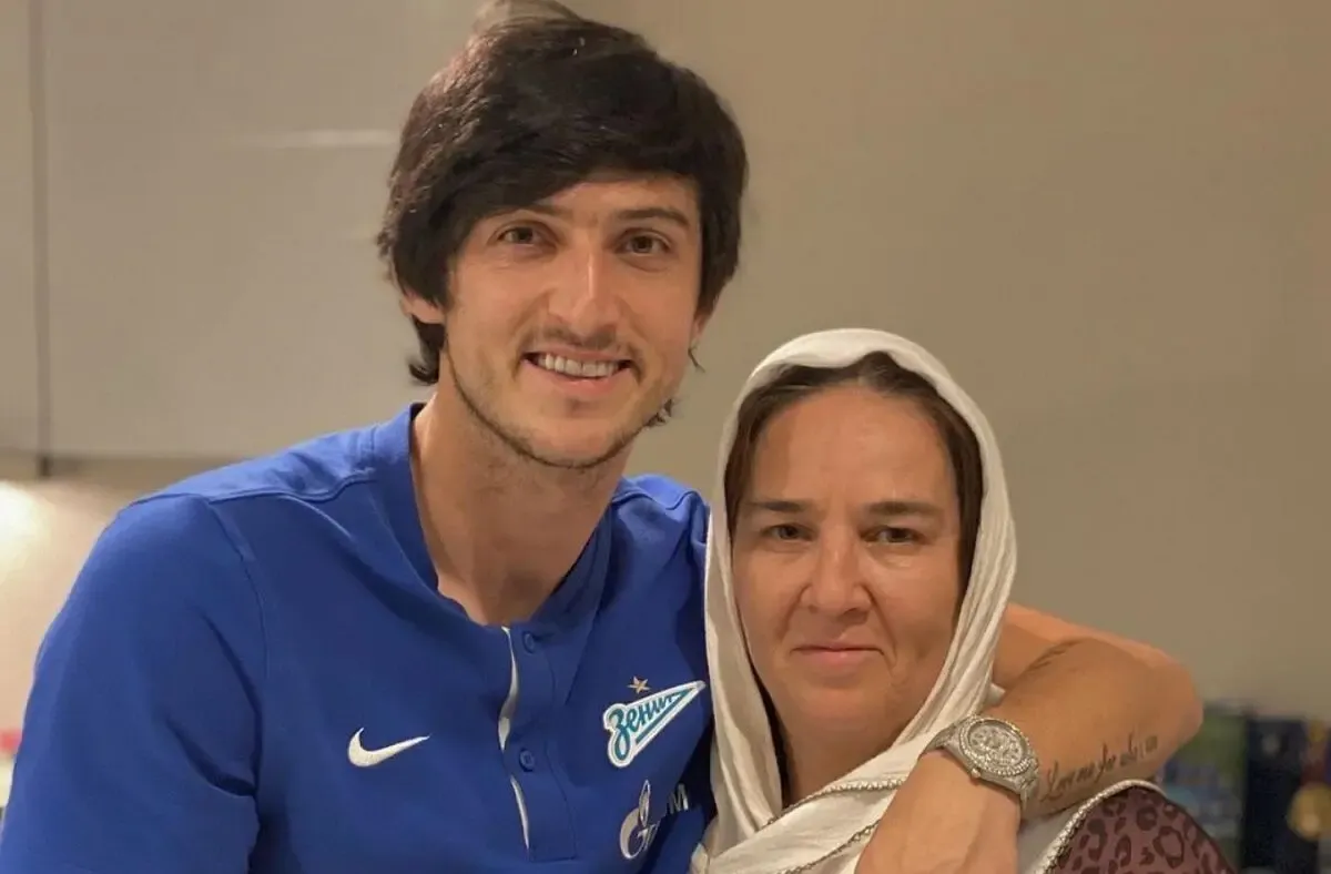 ویدیو عجیب سردار آزمون ؛ مادرش پاهاش رو میشوره!