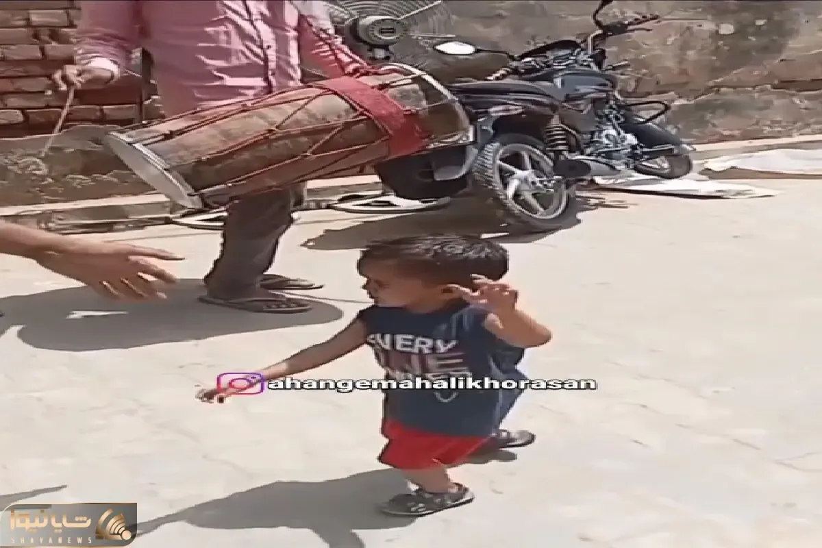 آواز شاد؛ انقد رقص یه ذره بچه خوبه یه ایل آدم براش صدتا ساز میزنن زوم قرهای ریزش میشی