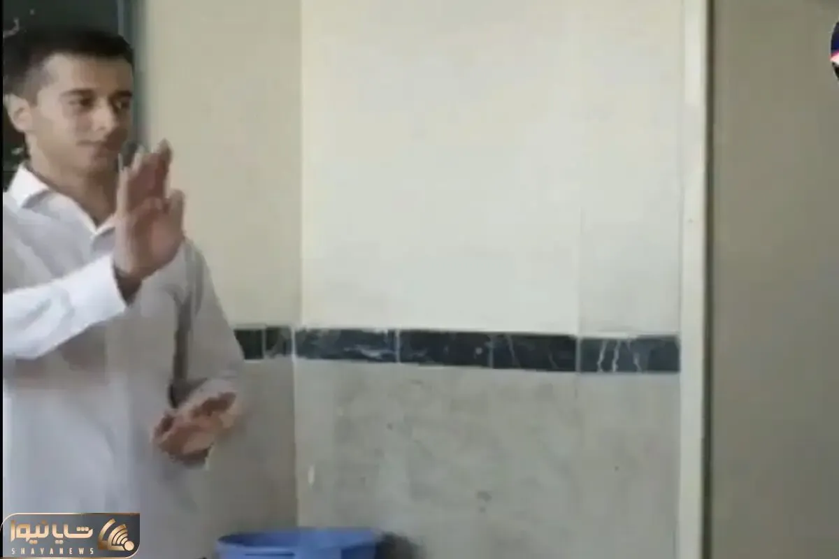 آواز شاد؛ پسرا سر کلاس میرقصن معلم از راه میرسه گوش بچه رو چنان میکشه پرت میکنه بیرون