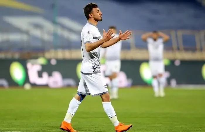 پدیده لیگ 21، در دوراهی پرسپولیس و استقلال