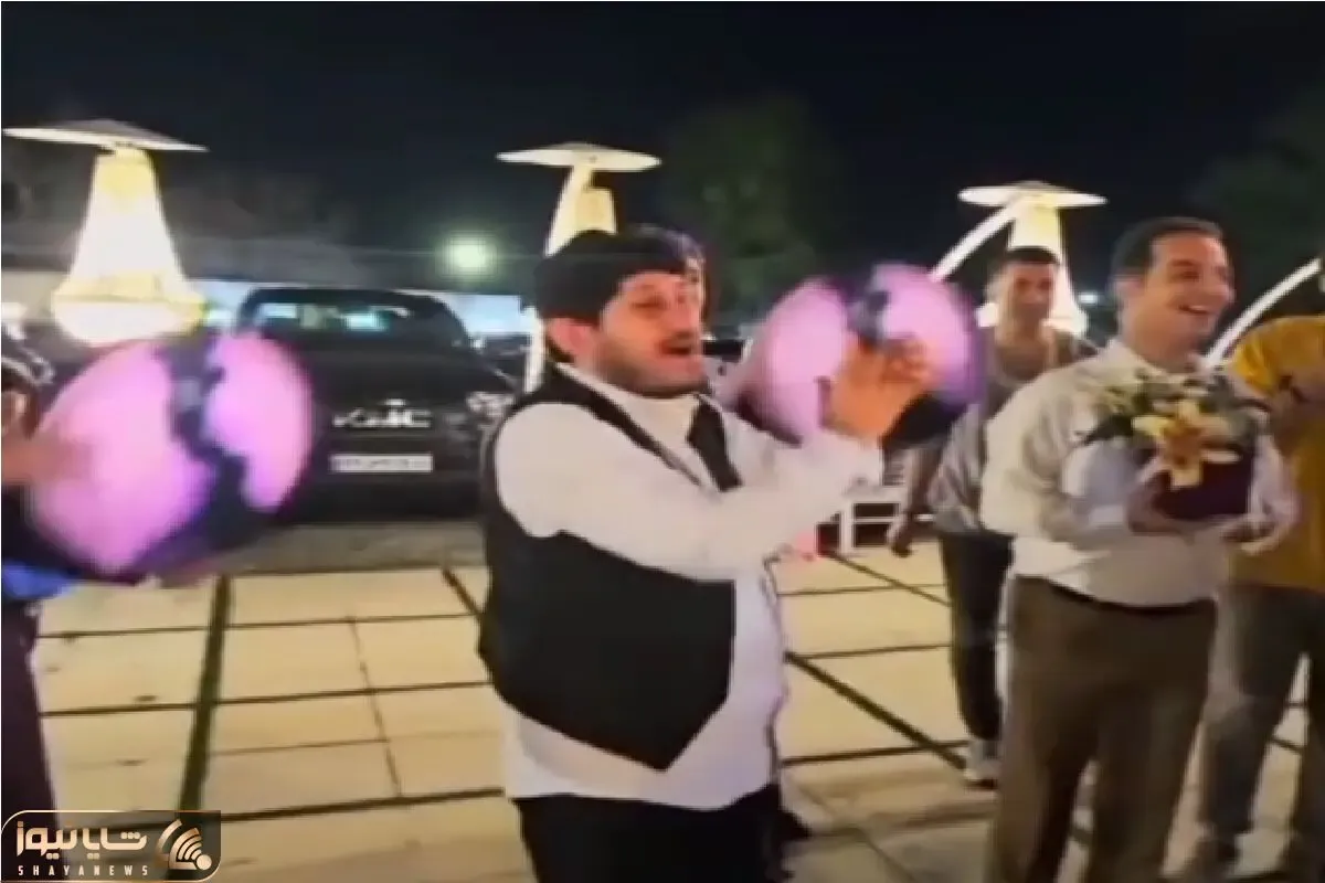 آواز شاد؛ آقا گیلک با لباس محلی دم تالار برا مادر زنش آخ جان زن مار میخونه  گولش بزنه
