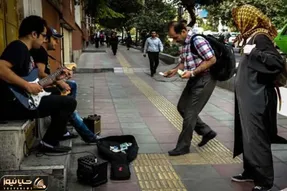 آواز خیابانی؛ دو نوجوان دوره گرد با ساز شون تو محله های کرمانشاه چه ولوله بپا می کنن